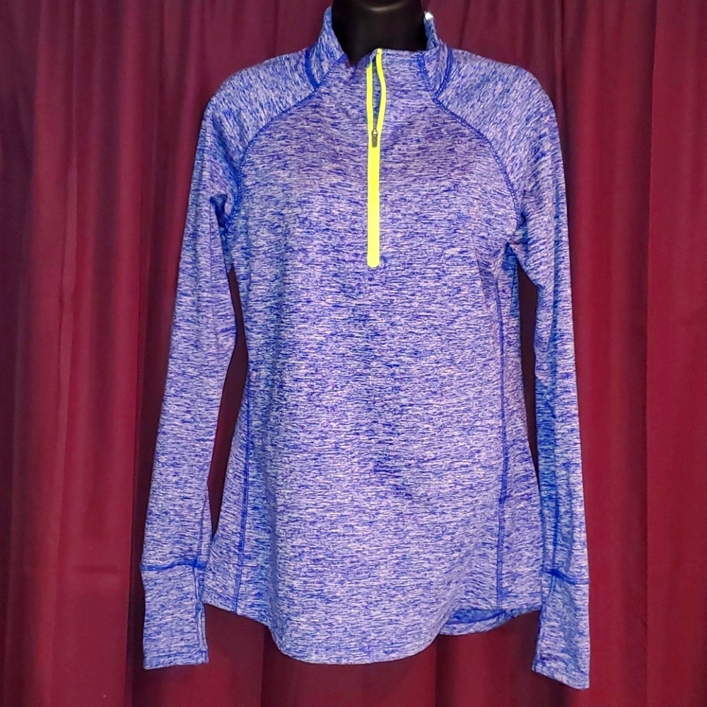 Athletic top with back pocket [T01]